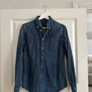 Ralph Lauren  jeansskjorta  - Ralph lauren jeansskjorta i storlek S.  Fint skick.   Djur och rökfritt hem. 