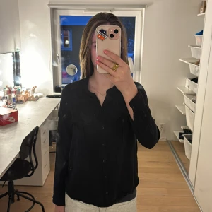 Skjorta  - Säljer den för den är väldigt liten och inte används 💕 Köparen står för frakt 
