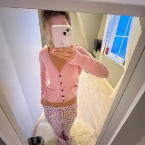 rosa kofta - säljer en såå fin rosa kofta. vet ej storlek men skulle säga xs/s❤️