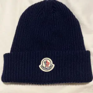 Begagnad moncler mössa, bra skick, snygg,