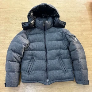 Moncler jacka - Skit snygg äkta moncler montegenvre jacka som jag köpte här på plick men tyvärr för liten för mig.  10/10 cond och perfekt för de kyliga vädret vi har här i  sverige.  Storlek 164/14y tar emot byten.