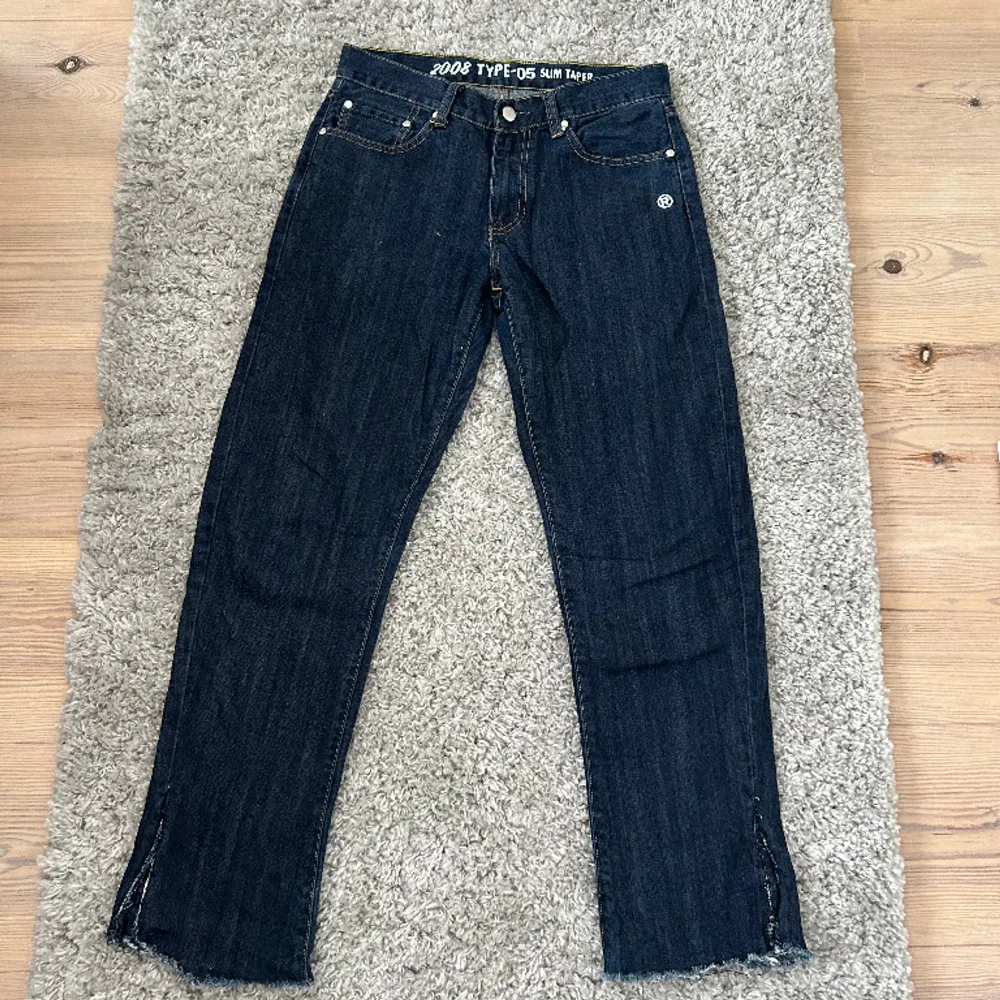 Skitsnygga bape jeans som inte kommer till användning längre! Jeansen är åt det tajtare hållet men med ihopsydd slit, men om man klipper upp den blir dom mer flare💕 . Jeans & Byxor.
