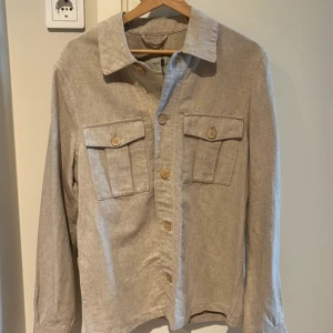 Overshirt - Overshirt från mango i linnetyg och bomull. Ny med prislapp. S/M