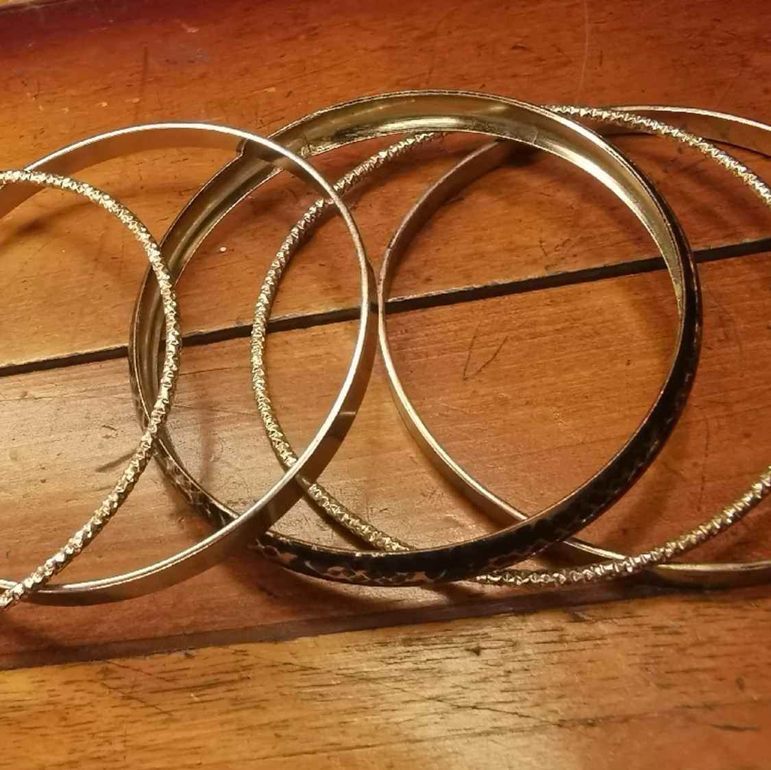 Skramliga bohemiska guld armband  - 90