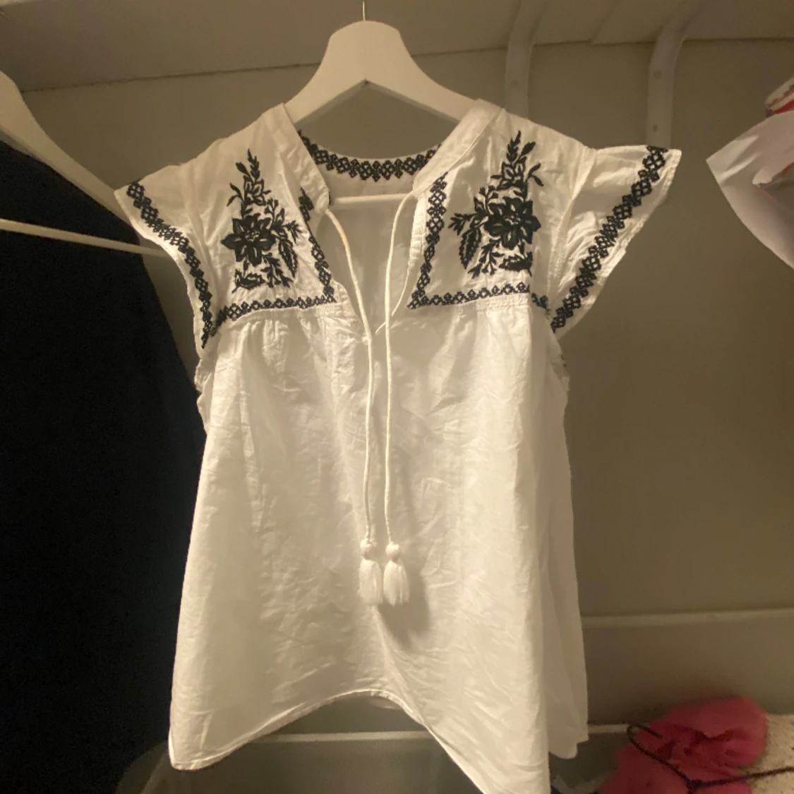  blus  med svart broderi