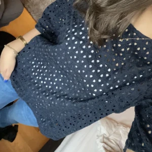 Hållig blus - Finaste blusen men hålbroderi. Första bilden är lånad från förra säljaren. Jättefin men kommer inte till användning. Passar perfekt nu till våren. Sitter fint oversized på mig. 💗