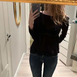 Svart blus - Supersöt svart blus från indiska. Den saknar en knapp i bak, men det är inget som syns när den är på. 