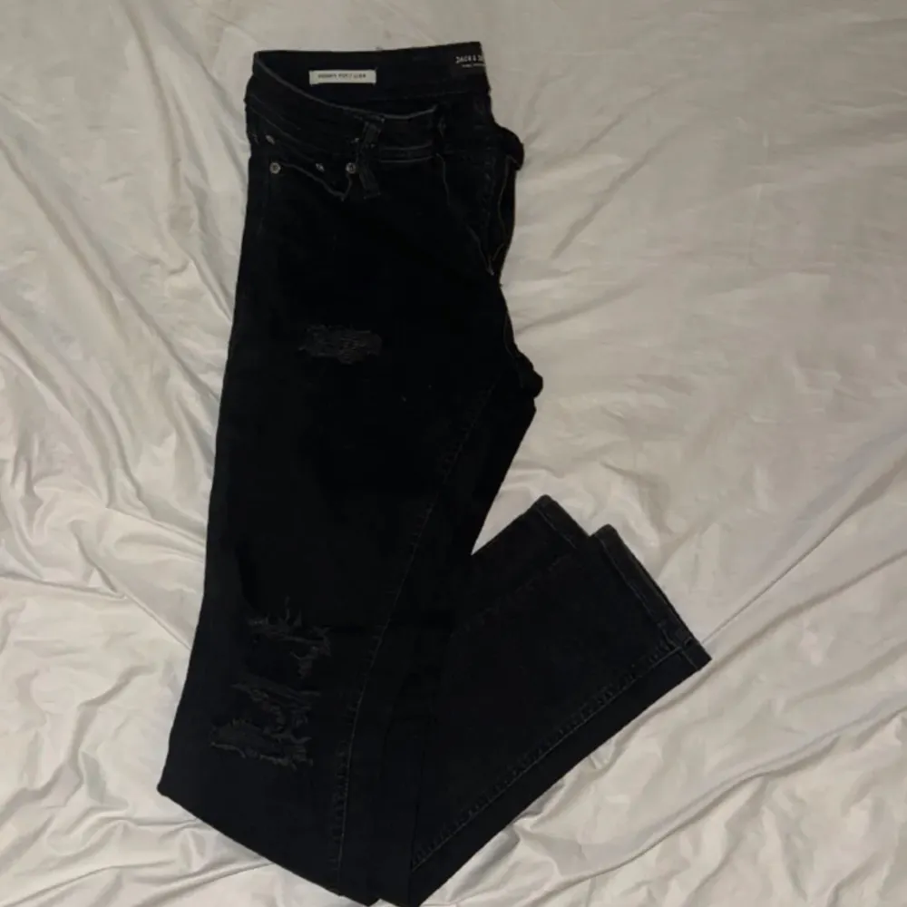 Hej säljer. Nu mina Jack and Jones jeans eftersom att har blivit för liten på mig, ny pris vid 800-900kr!☺️. Jeans & Byxor.