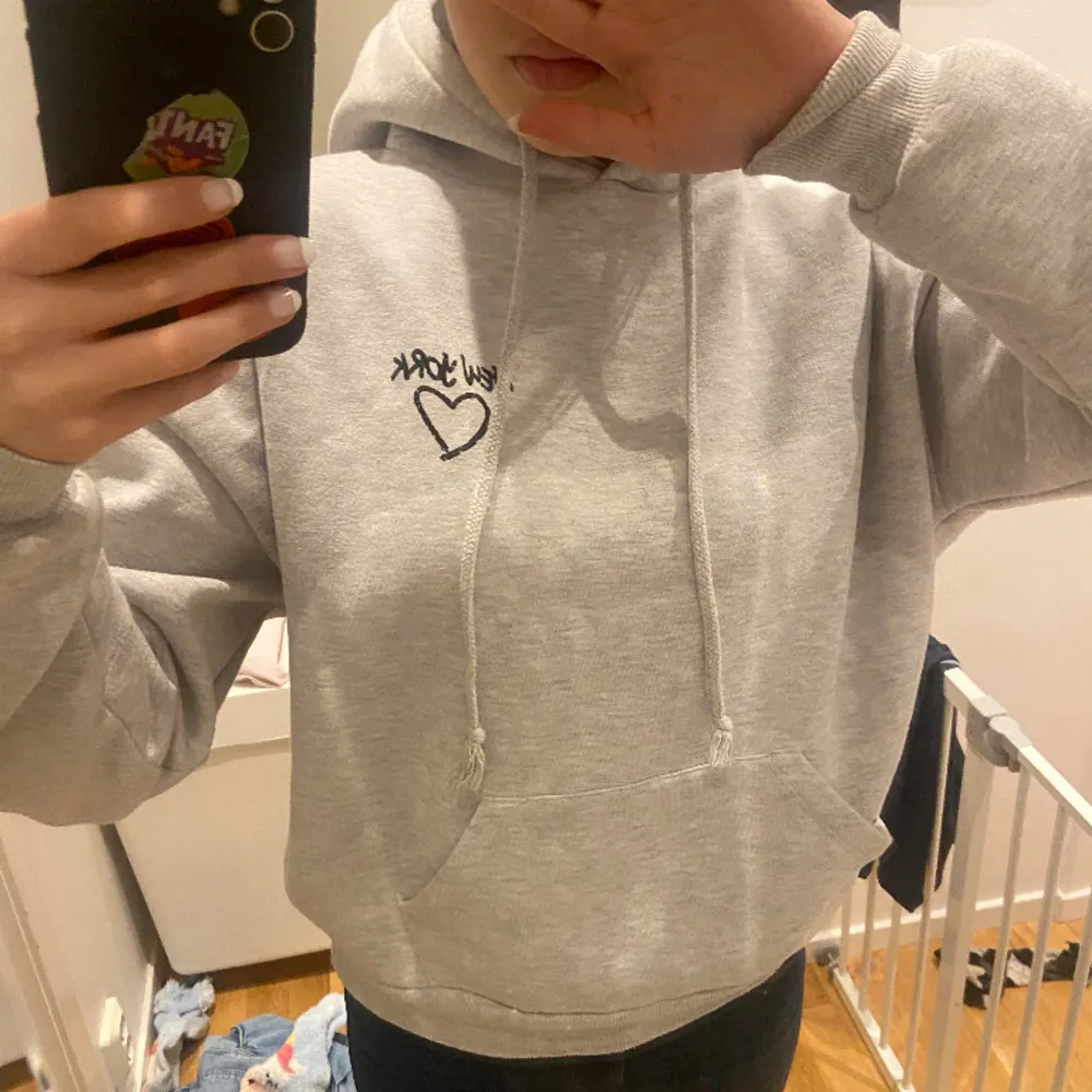 Säljer denna hoodie jag köpte i London i höstas då den inte kommer till användning. Påminner om Je m’en amour hoodien från Gina. Nypris: 700kr. Hoodies.
