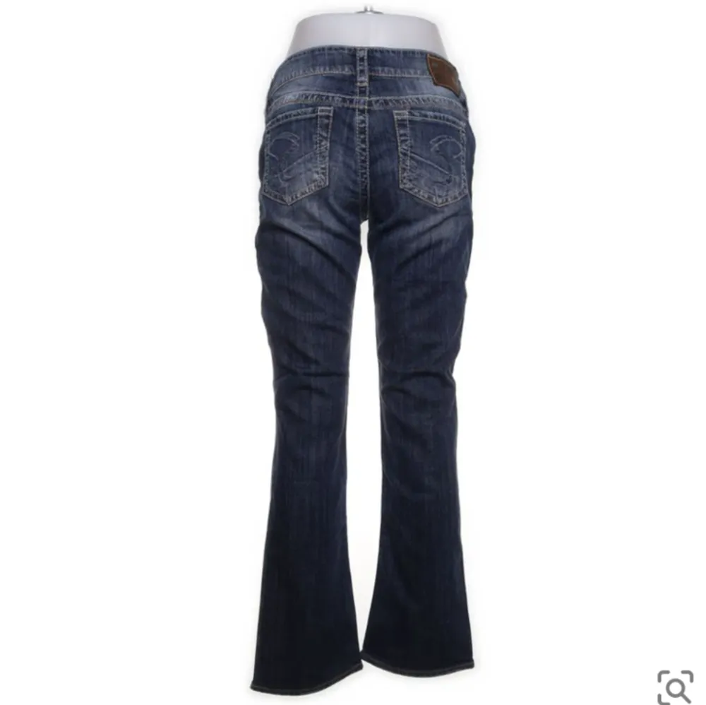 Ett par skit snygga lowwaist, mönstrade fickor, straight jeans från silver. Köpta på Sellpy i storlek 28, men tyvärr var dom för stora för mig. Brukar bära jeans i Xxs/xs men skulle säga att dessa är närmare S/M 💕🙌 pris kan självklart diskuteras. . Jeans & Byxor.
