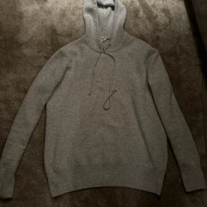 Soft Goat - Säljer min soft goat huddie som har krympt lite men är fortfarande i bra skick, funkar för S-M.  100% kashmir 