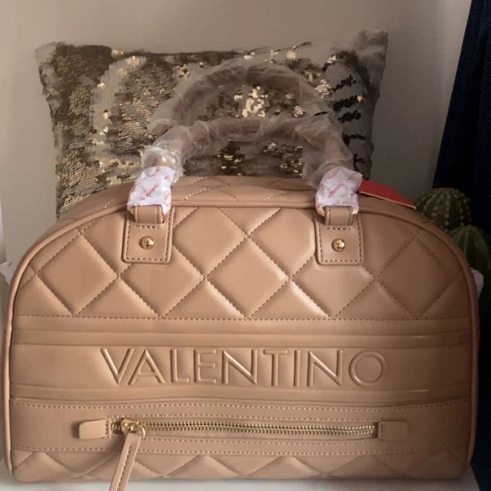 En superfin beige Mario Valentino väska!💛💓 Väskan är oanvänd och du får med dig ett extra oanvänt axelremsband så du kan göra om väskan till en axelremsväska!🙌💕Priset är diskuterbart!💓💓. Väskor.