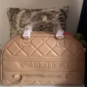 En superfin beige Mario Valentino väska!💛💓 Väskan är oanvänd och du får med dig ett extra oanvänt axelremsband så du kan göra om väskan till en axelremsväska!🙌💕Priset är diskuterbart!💓💓