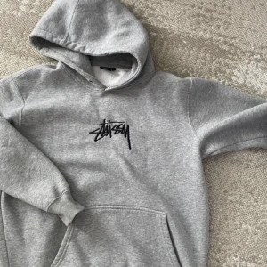 Stüssy hoodie - Säljer min stüssy hoodie då den inte kommer till användning. Lånade bilder!! Hör av dig innan du trycker på ”köp nu” skriv för mer info