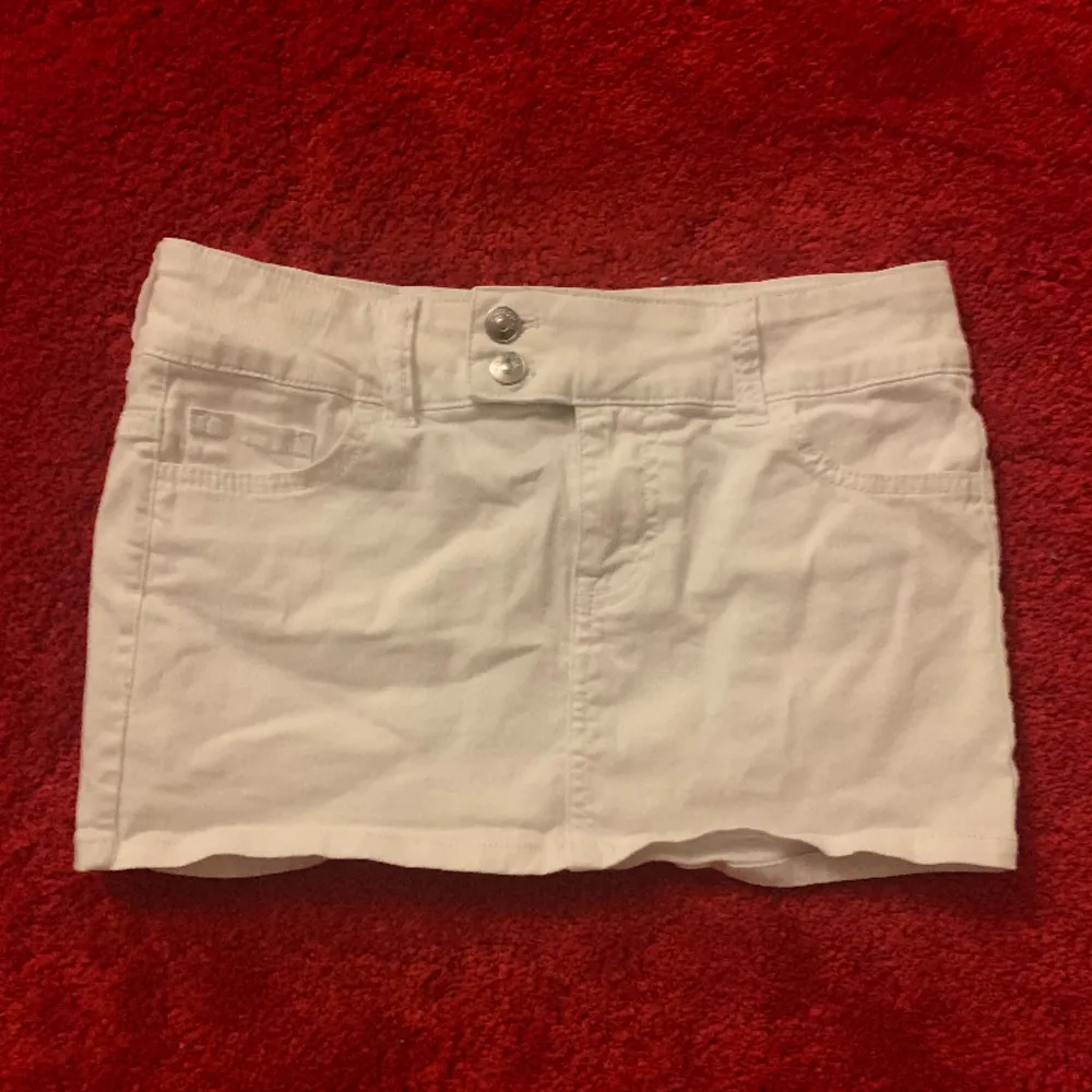 Fin lågmidjad mini jeanskjol i strl 36 från H&M! Aldrig använd! Två fickor bak, 2 fram. Både dragkedja och knappar framtill!. Kjolar.