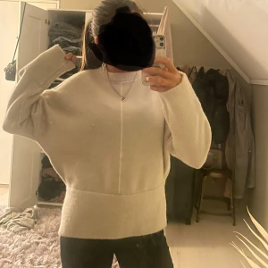 Stickad tröja - så så snygg stickad tröja från zara, bara använd 1 gång! passar till allt!💞💞