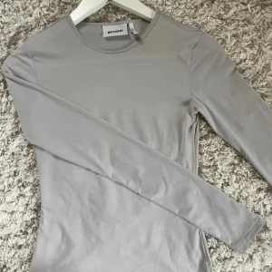 Weekday tröja  - Säljer den skönaste tröjan nånsin. Sitter superfint på kroppen. Köpt för 300. Inga defekter eller annat att notera!🤩
