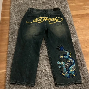 Ed hardy x UO jeans - feta ed gröna/blåa ed hardy jeans. Gott skick inga fläckar eller märken. inge heeldrag i hälarna.