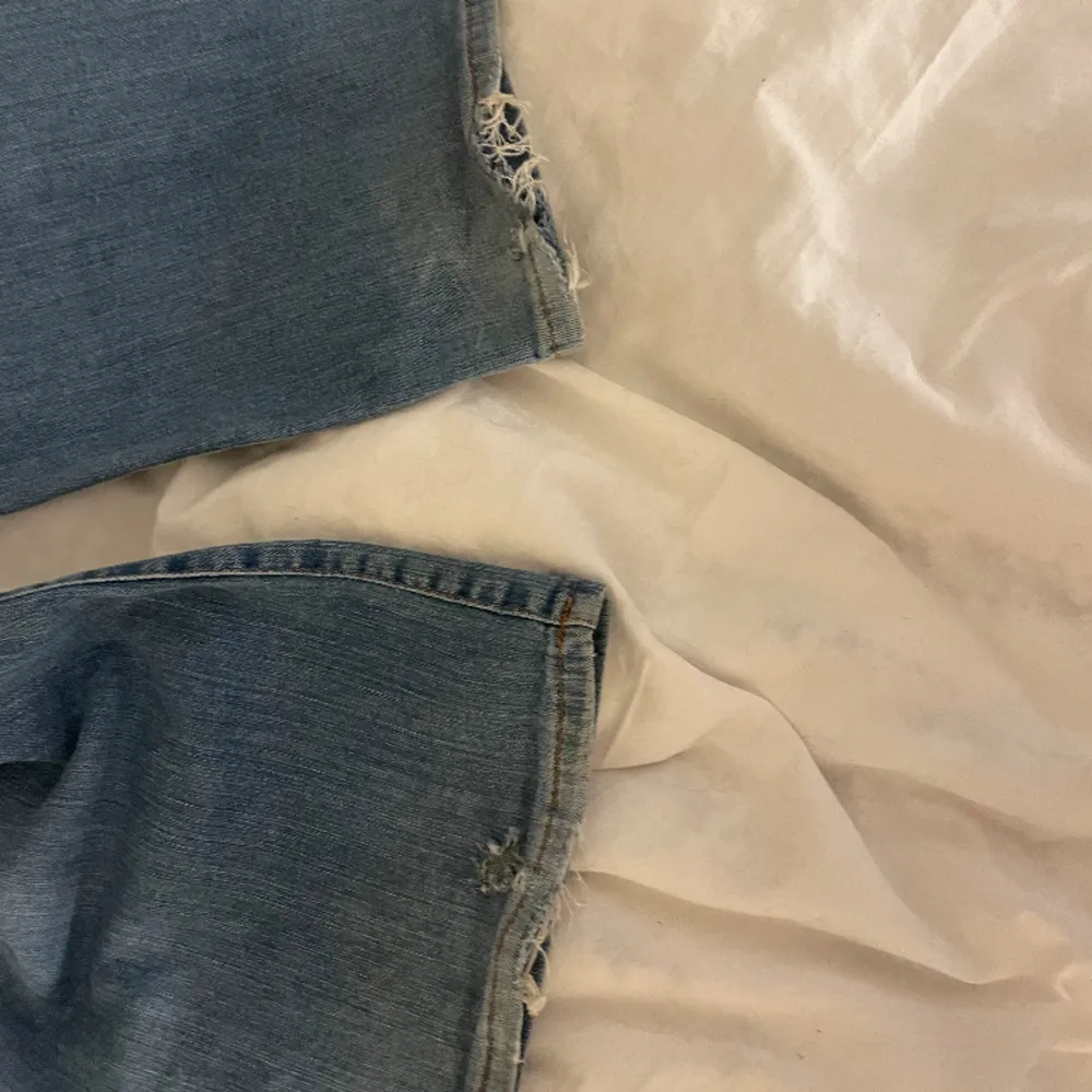 Säljer mina blå jeans från vero moda💕 superfint skick förutom defekterna längst ner på benen (se bild 3). Står tyvärr ingen strl men jag har vanligtvis M och de är lite små då de sitter tajt runt midjan på mig!💕 Fråga om du undrar något!!💕💕. Jeans & Byxor.