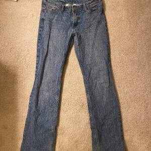 Fina ljusblå Brandy Melville bootcut jeans, har en liten slits längst ner. De är aningen nerskavda i skrevet. Skriv för frågor🌸