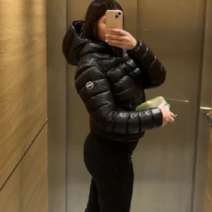 Colmar jacka  - Jätte fin jacka jag bara har tröttnat på, skick 10/10 nästan som ny! Endast använd 1 vinter. Pris kan diskuteras💞