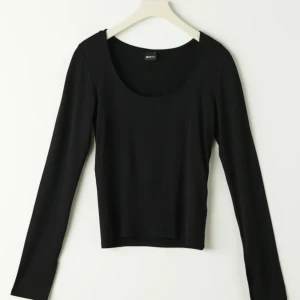 Gina tricot soft touch jersey top - Slits i ärmarna. Aldrig använd endast testad. Säljes pågrund av fel storlek