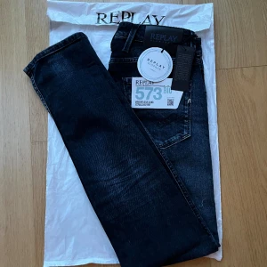 Helt nya Replay Anbass - Helt nya Replay Anbass med tags. Nypris 1800kr vårt pris 649kr. Modellen är 184 cm och väger 70kg. Skriv vid minsta fundering. Och kolla in 2 andra par på vår profil!//Luxgarms