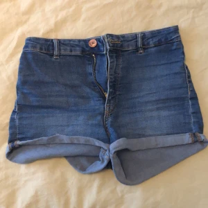 Jeans shorts H&M - Blåa jeans shorts från H&M i storlek s men skulle säga att det även passar någon i M. Skriv privat för andra frågor💗☺️