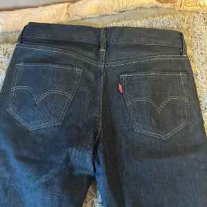 Snygga bootcut jeans från Levis, säljer då de är för små. Storlek 28/32. Jag är 169 och de är lite för korta för mig💞