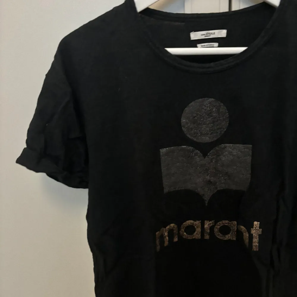 Isabel Marant svart t- shirt  Använd storlek M . T-shirts.
