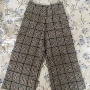 Rutiga vida kostymbyxor - Rutiga kostymbyxor, ganska korta i benen (på mig som är ca 170 cm) och ganska vida i benen✨