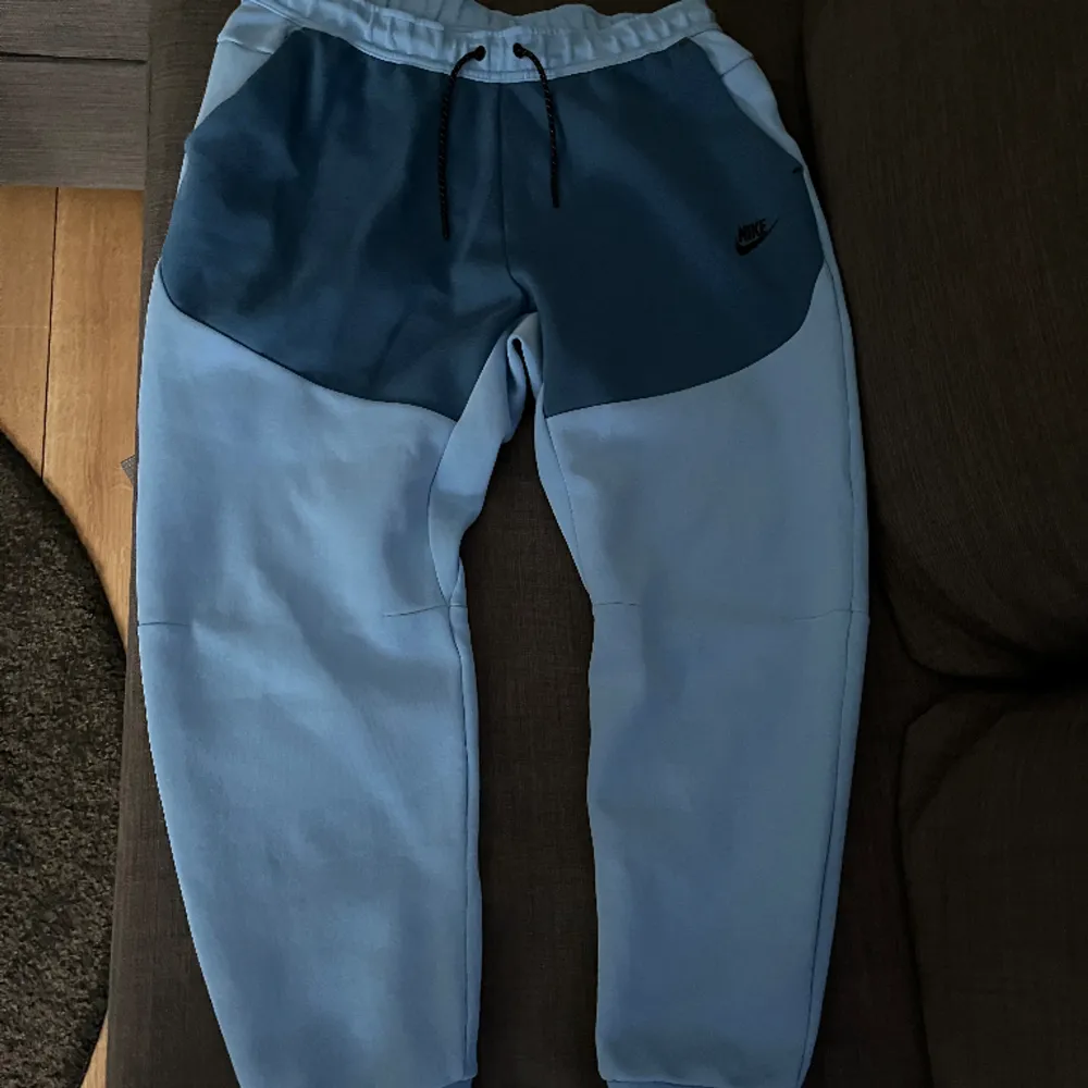 Säljer min tech fleece byxor som bara används nån en staka gång. Dem är i väldigt bra skick. Priset kan diskuteras!!. Jeans & Byxor.