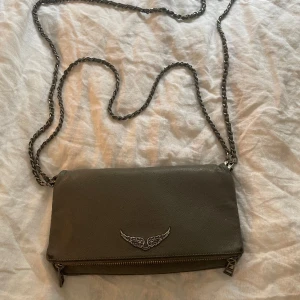 ZADIG VÄSKA - Säljer min fina Zadig väska som tyvärr inte används längre! Väskan är i gott skick för att vara använd och du får plats med allt du behöver!! Du får med dig båda banden och dustbag☺️ skriv vid frågor 