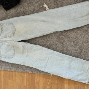 Jeans - Blåa högmidjade jeans med hål på knäna. Dom är lite för korta för mig och jag är 163 cm. 