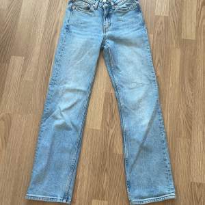 Säljer ett par jätte coola jeans från Weekday i strl 24/30 i modellen Twig❤️, orginalpris 650, säljer pga att dom är för små❣️