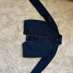 Gant jacka! - En vindjacka från gant, väldigt bra skick. Det står att den passar typ 16 år.
