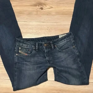 Lågmidjade bootcut diesel - As snygga o trendiga lågmidjade bootcut diesel jeans med hål!! Säljer då dom inte kommer till användning❣️Skriv för fler frågor eller bilder 