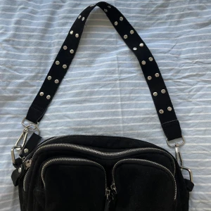 Väska från Gina tricot  - En väska som jag köpt från länge sedan som inte används längre. Säljs för ett pris som jag tycker är lågt jämnfört med orginalpriset, men väldigt värt för dig som köpare.🤩💕