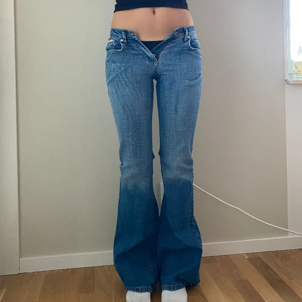 Så snygga lågmidjade jeans som tyvärr är för små för mig med storlek s 😔😔 så coola fickor!!  passar xs och xxs 💕💕💕💕  Innerbenslängd: 83 cm Midja: 69 cm. Jeans & Byxor.