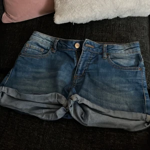 Jeansshorts - Säljer mina jätte fina jeans shorts som är för stora för mig! står inte storleken men skulle säga att de är som XS och S❤️