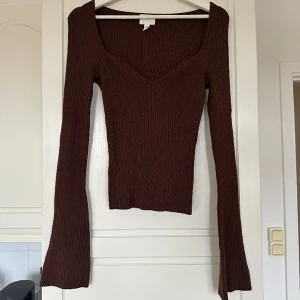 Topp från H&M - Snygg topp från H&M i bra skick, storlek M. Frakt tillkommer.