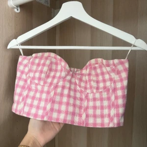Zara topp - Jättefin topp från zara som tyvärr inte kommer till användning! Perfekt till en utomlandsresa💕🎀