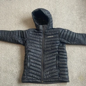 Peak jacka - Peak jacka med storlek 170, den har 2 små hål men dom syns knappast.