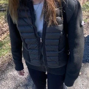 Moncler cardigan  - Säljer nu min älskade Moncler cardigan! Jätte fint skick och inga defekter. Är i stolen L men passar mig perfekt som har xs. Köpt på Plick så har inga papper men av vad jag kan se så ser den äkta ut men kan inte garantera nåt! 
