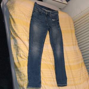 Jeans från tiger of sweden. Knappt använda 33/32 Ordinarie pris 1499 kr