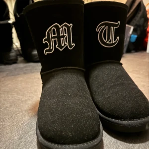 Tuttolente uggs - Hej! Jag säljer dessa tuttolente uggs som är använda två gånger. Dom är i helt nyskick och det finns inga defekter över huvud taget. Har tyvär slarvat bort boxen dock. Nypris ca 1300kr jag säljer dom för 450kr men pris kan diskuteras vid snabb affär.