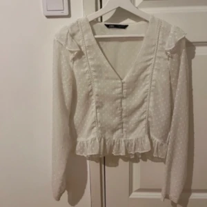 Blus  - Vit blus ifrån zara!💞inga defekter 