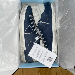 Philippe Model Skor - Säljer dessa helt oanvända (10/10 cond) Philippe model skorna i storlek 45 då jag inte behöver dem. Nypris 3800+. Skolåda, tags och allt annat og följer med. Hör av er om ni har någon fråga. Kvitto finns!