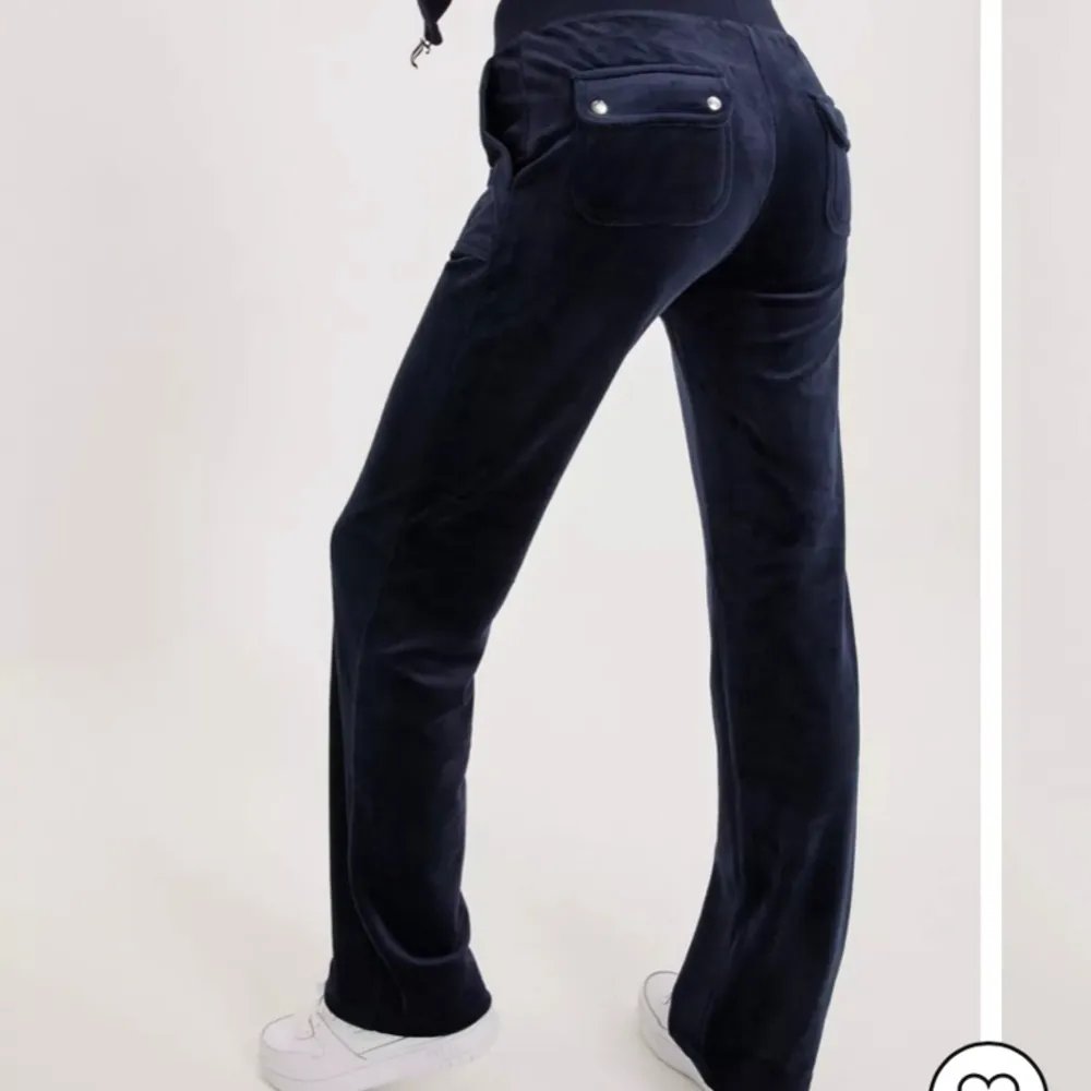 Äkta nyinköpta juicy couture från Nelly. Säljer pga fel storlek. Mörkblå storlek M.. Jeans & Byxor.