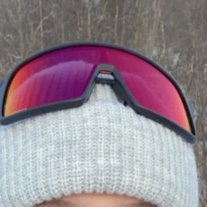 Oakley solglasögon - Säljer mina solglasögon då de inte sommar till användning för att jag inte riktigt gillar färgen. De ser exakt ut som på bilderna och har inga repor😊